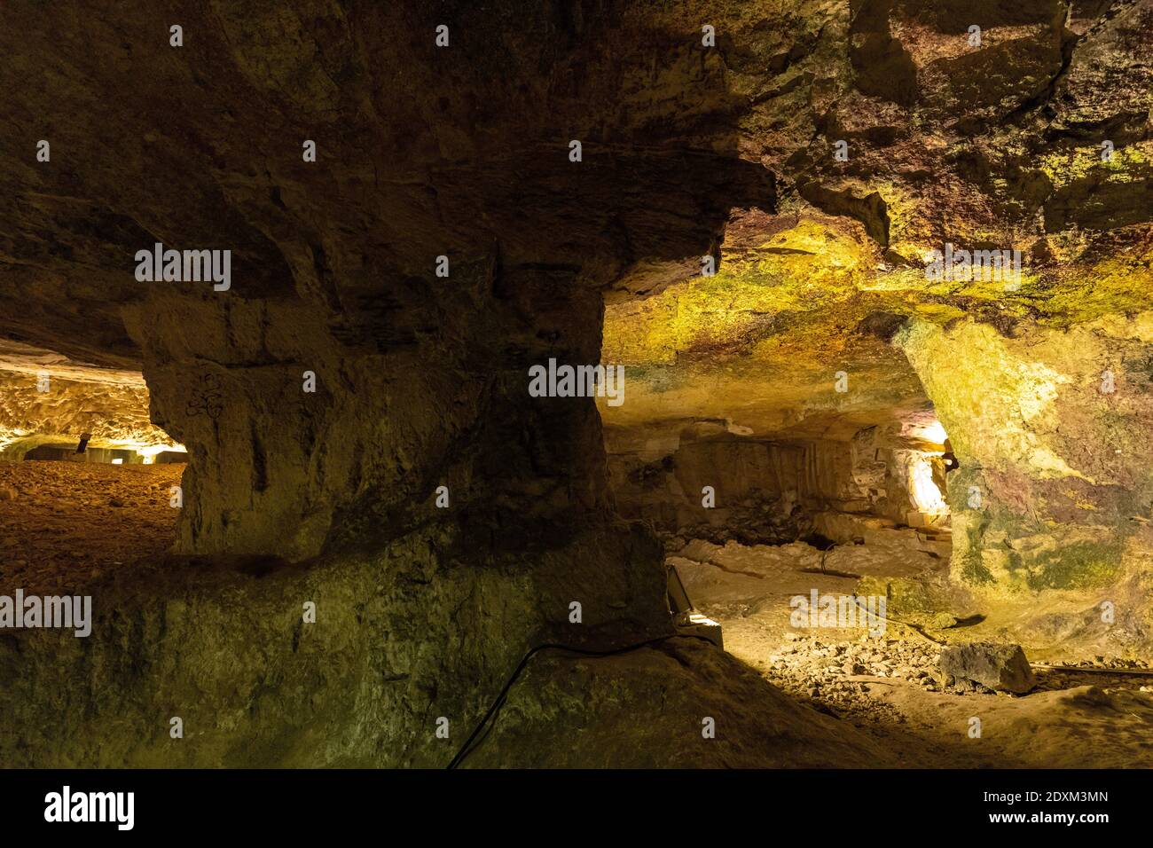 Jérusalem, Israël - 14 octobre 2017 : colonnes et passages monumentaux dans la grotte de Zedekiah - les carrières du roi Salomon Banque D'Images