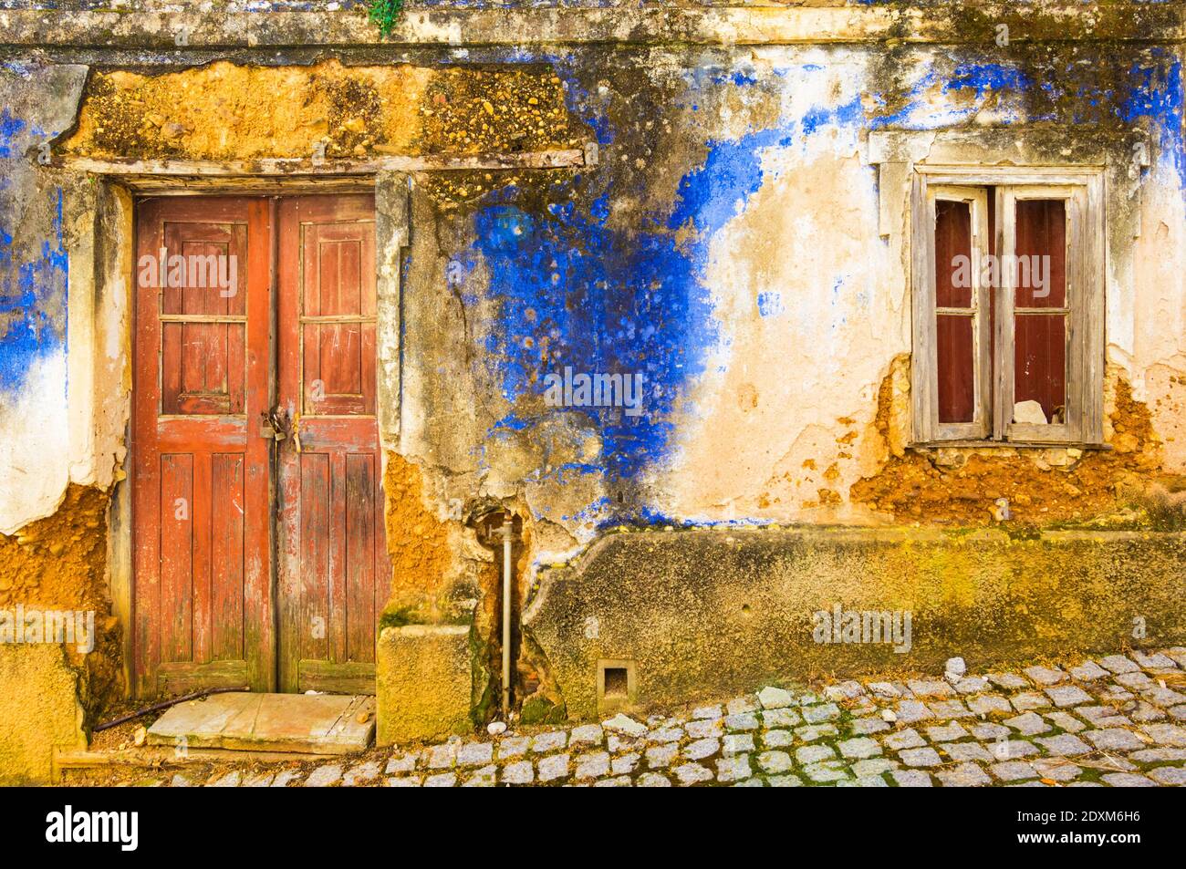 Vieux murs et porte d'un cottage peint en bleu ruiné Dans le village d'Aljezur Algarve district Portugal UE Europe Banque D'Images