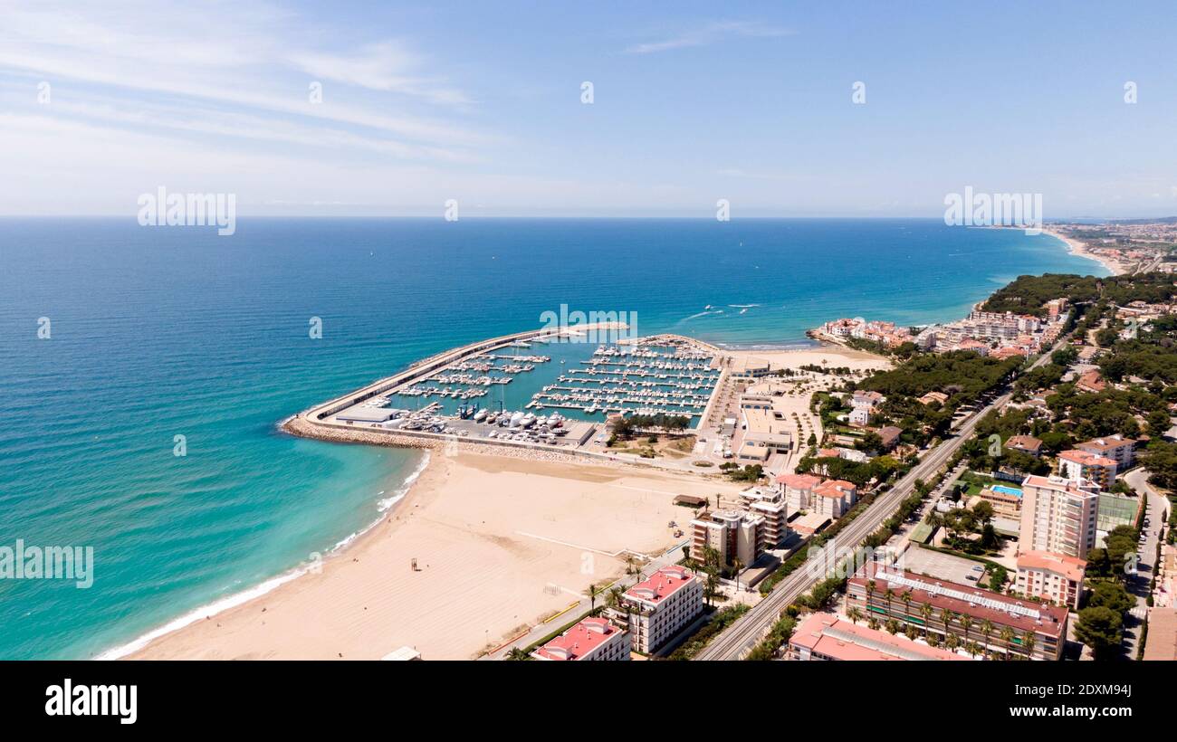 Vue sur la station balnéaire avec plage de sable et port situé près de la mer bleue propre par jour ensoleillé à Roda de Bera, Espagne Banque D'Images