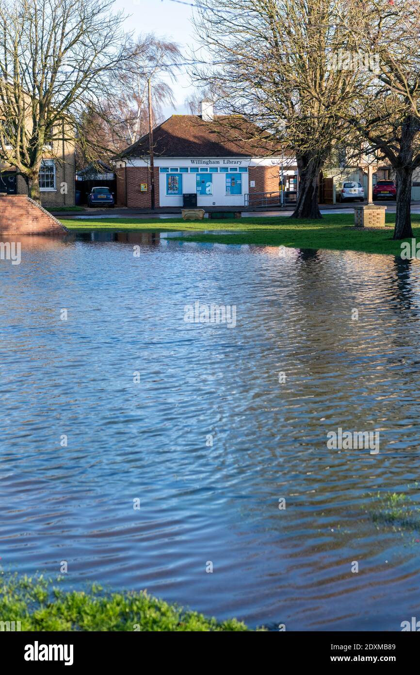 Willingham Cambridgeshire, Royaume-Uni. 24 décembre 2020. De nombreuses régions du village sont sous-marines aujourd'hui après des pluies abondantes et persistantes hier. Les inondations ont affecté les zones de basse altitude et où les systèmes de drainage n'ont pas réussi à faire face au grand volume d'eau. Crédit : Julian Eales/Alay Live News Banque D'Images