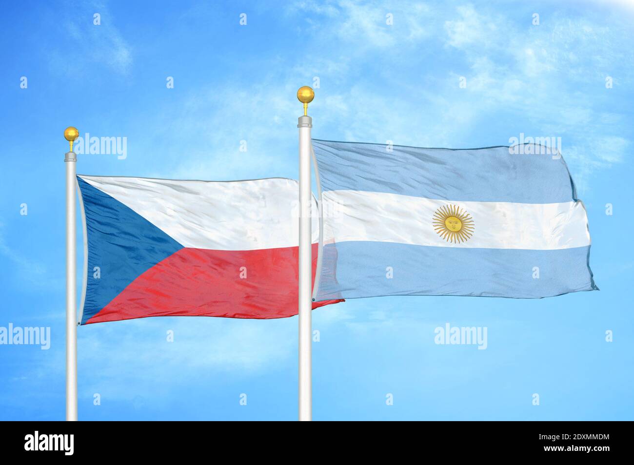 Tchèque et Argentine deux drapeaux sur les mâts et bleu nuageux ciel Banque D'Images