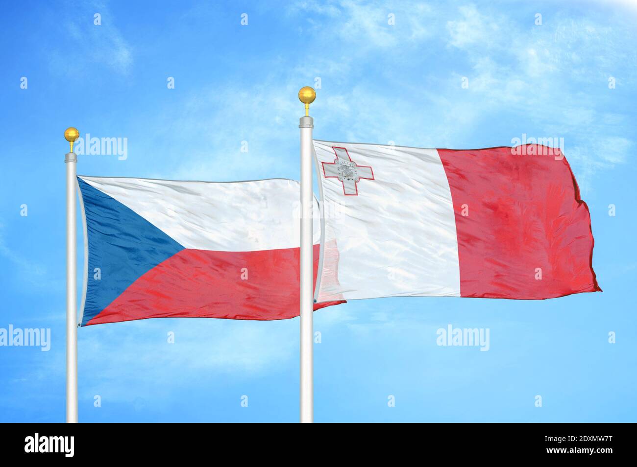 Tchèque et Malte deux drapeaux sur les mâts et bleu nuageux ciel Banque D'Images