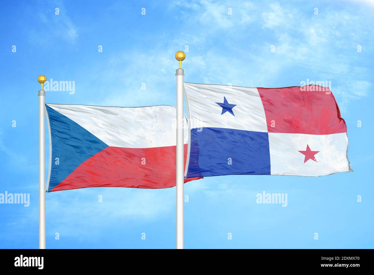 Tchèque et Panama deux drapeaux sur les mâts et bleu nuageux ciel Banque D'Images