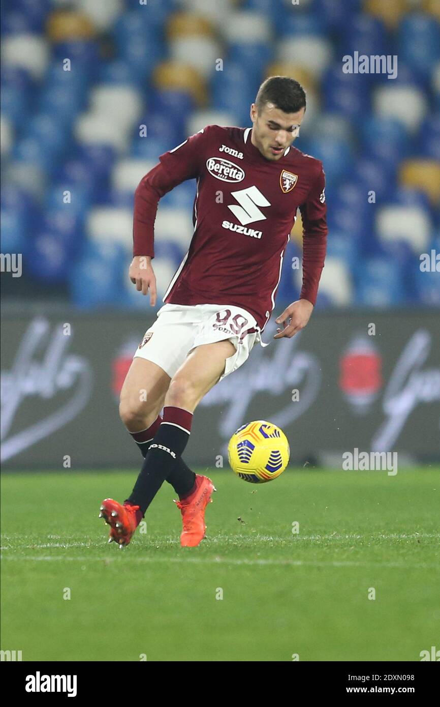 Le défenseur italien Alessandro Buongiorno de Turin contrôle le ballon pendant le Série UN match de football SSC Napoli vs Torino FC Banque D'Images