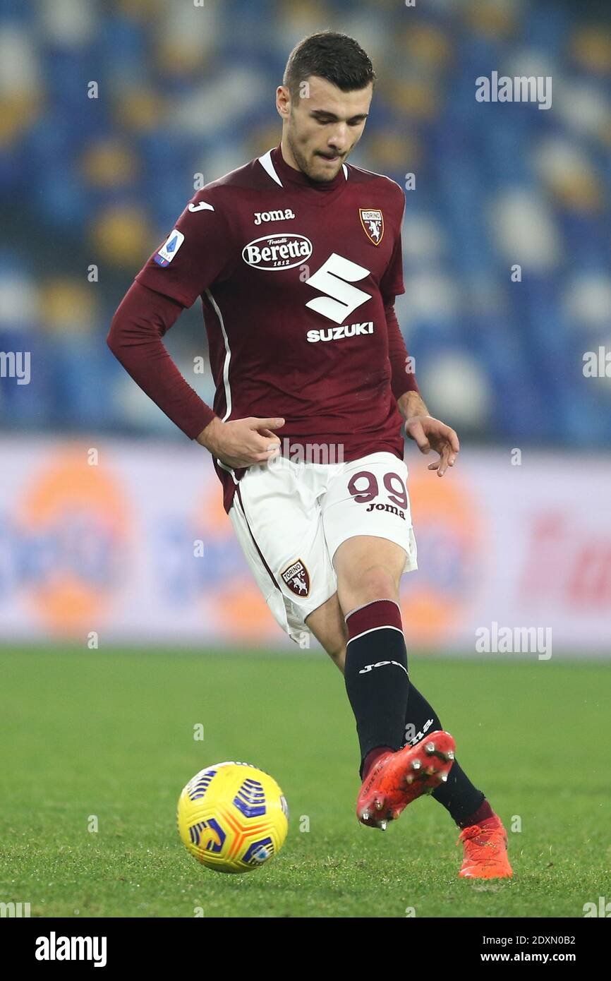 Le défenseur italien Alessandro Buongiorno de Turin contrôle le ballon pendant le Série UN match de football SSC Napoli vs Torino FC Banque D'Images