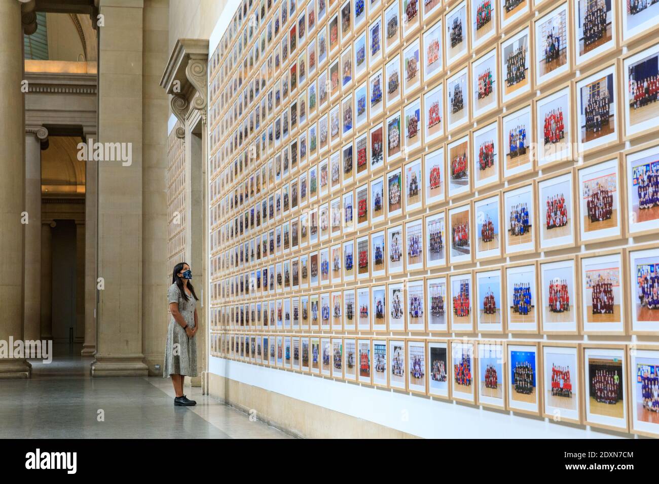 Londres, Royaume-Uni, le 24 juillet 2020. Un assistant regarde les images de l'exposition Steve McQueen « an 3, A Portrait of London ». Banque D'Images