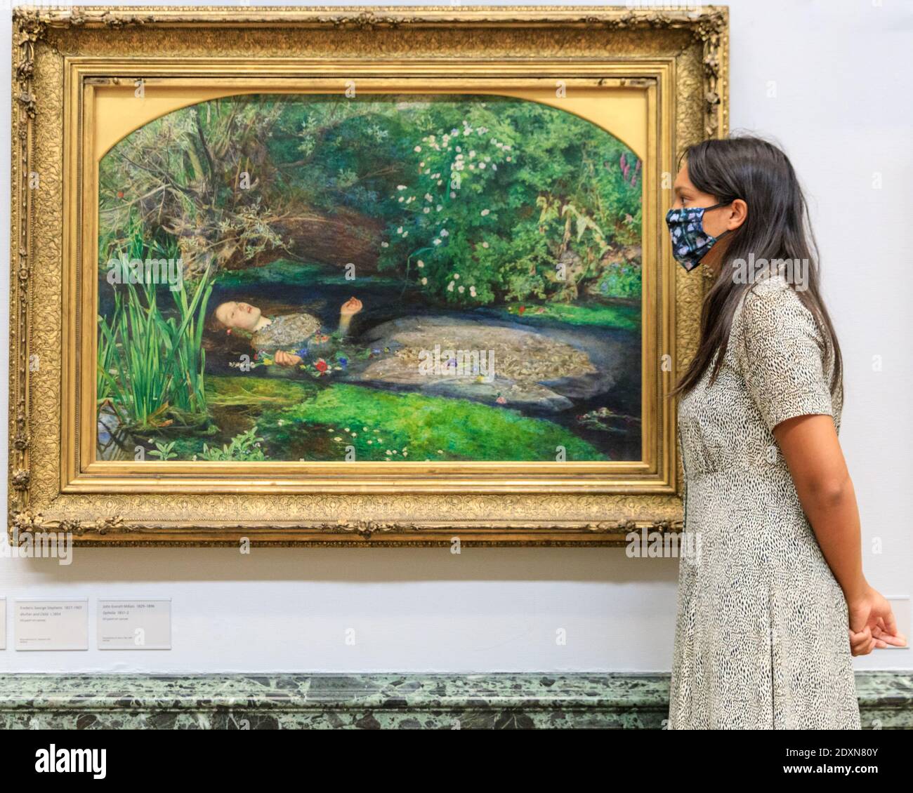 Londres, Royaume-Uni, le 24 juillet 2020. Un assistant regarde la célèbre « Ophelia » de John Everett Millais. Tate Grande-Bretagne. Banque D'Images