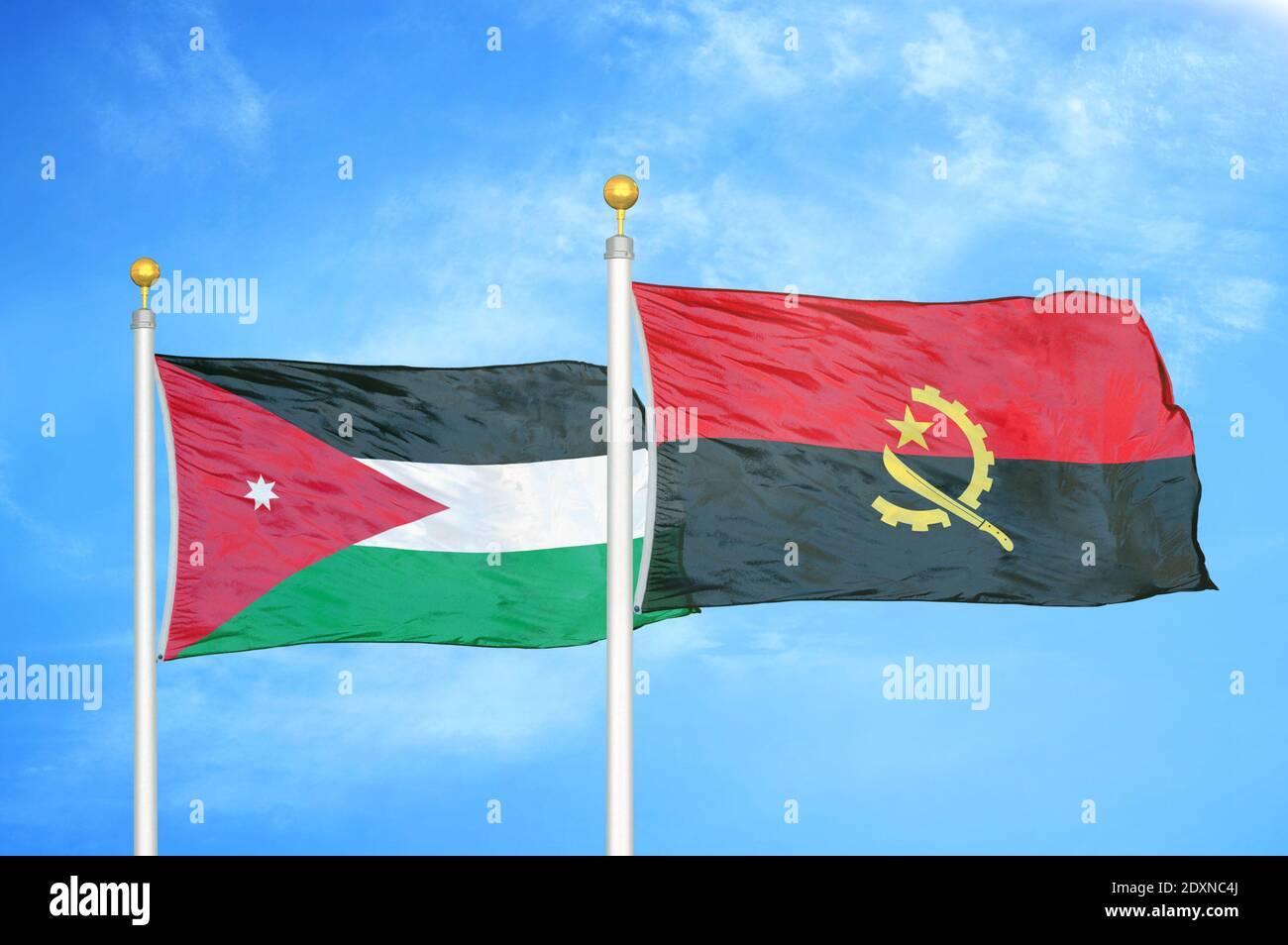 Jordanie et Angola deux drapeaux sur les mâts et bleu nuageux ciel Banque D'Images