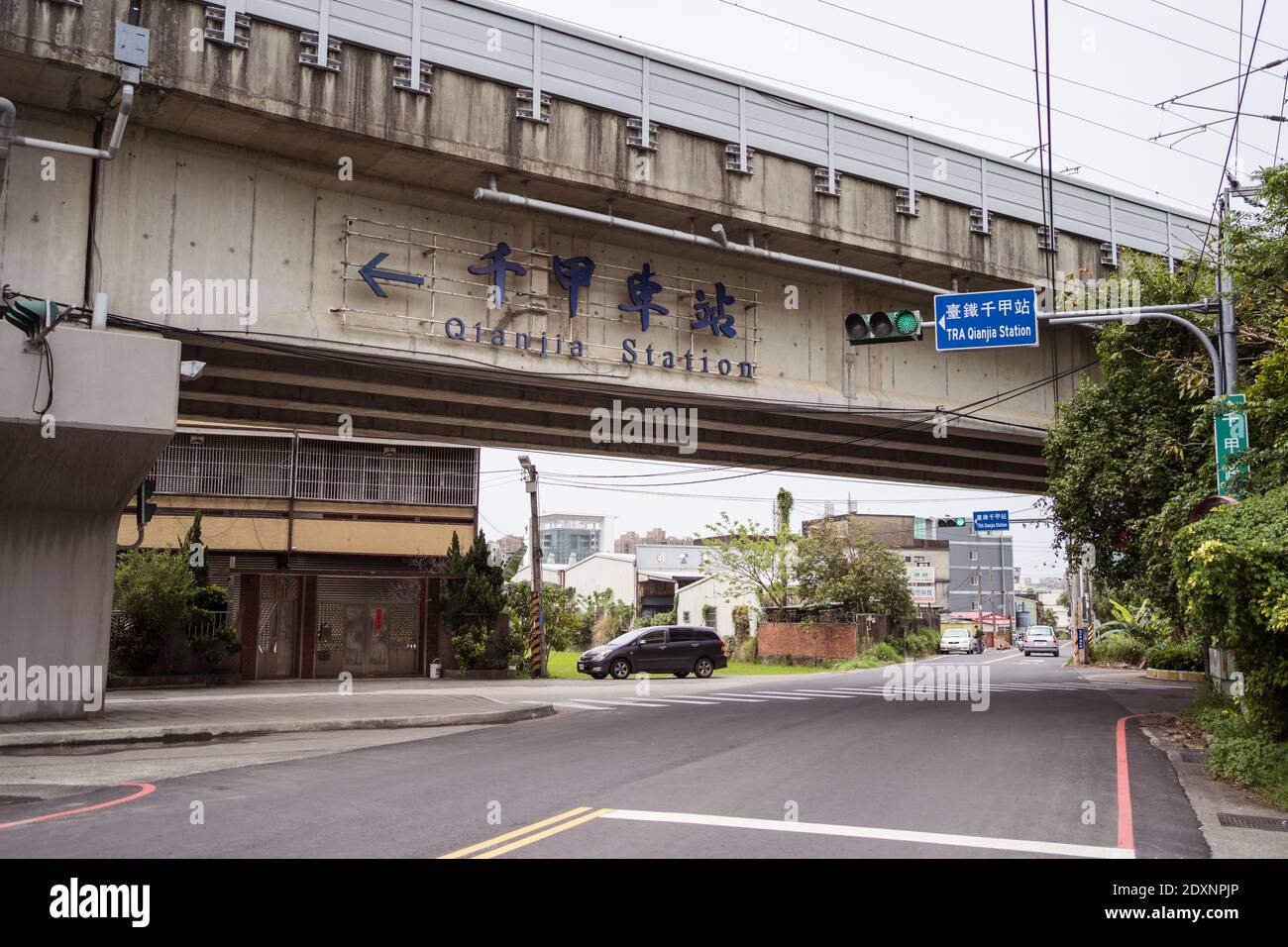 Hsinchu / Taïwan - 20 mars 2020 : pont ferroviaire avec panneau indiquant la gare de Qianjia Banque D'Images