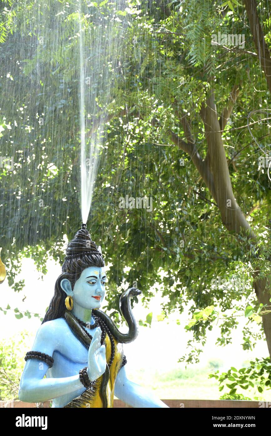 Statue du seigneur Shiva et pluie de fond Banque D'Images