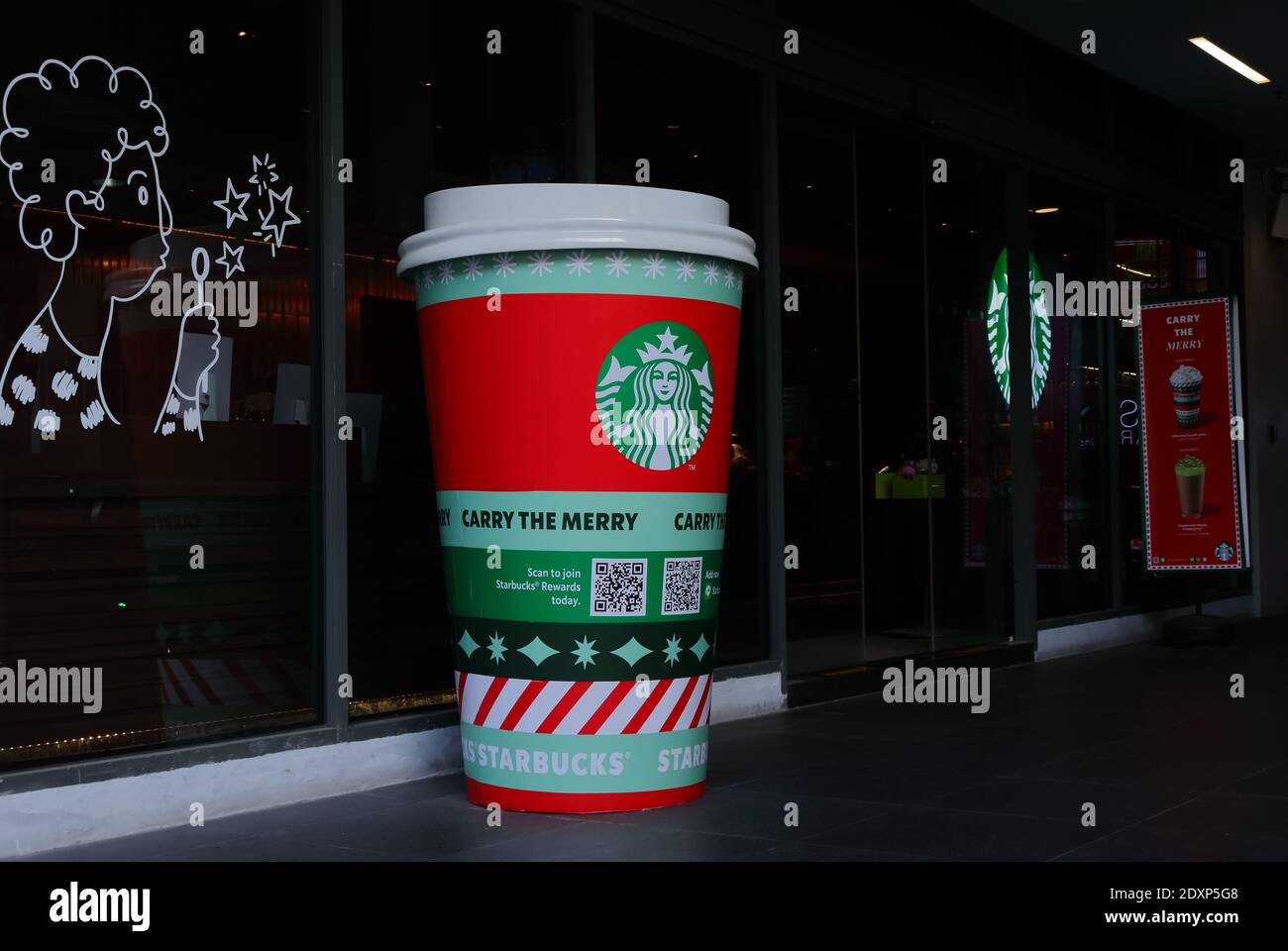 Bangkok, Thaïlande - 24 décembre 2020 : message en gros plan portez le joyeux sur le modèle de la grande tasse starbucks devant la boutique du centre commercial siam Square Banque D'Images