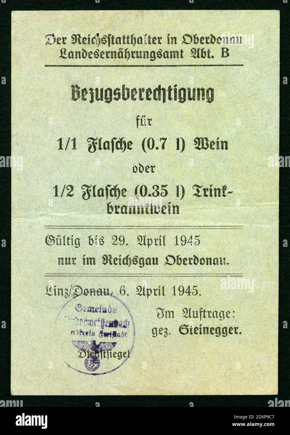 Europa, Österreich, Linz, sog. Reichsgau Oberdonau, 2. Weltkrieg, Bezugsberechtigung für 1 Flasche Wein oder eine halbe Flasche Trinkbranntwein, herausgegeben vom : Reichsstatthalter in Oberdonau , Landesernährungsamt Abt. B , Linz - Donau, 6. 1945 avril , Größe : 7,1 cm x 10,4 cm , Rechte werden nicht vertreten . / Europe, Autriche, Linz , Reichsgau Oberdonau , WW II , timbre de ration pour 1 bouteille de vin ou une demi-bouteille de brandy , publié par : Reichsstatthalter à Oberdonau , Service alimentaire B , Linz - Donau , 6. 4. 1945 , taille : 7,1 cm x 10,4 cm , il n'y a pas de droits Banque D'Images