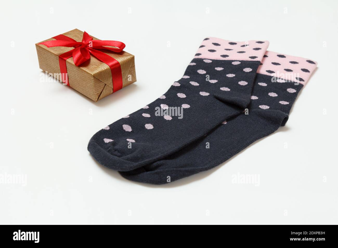 Paire de chaussettes pour femmes et boîte cadeau sur fond blanc, vue du dessus. Banque D'Images