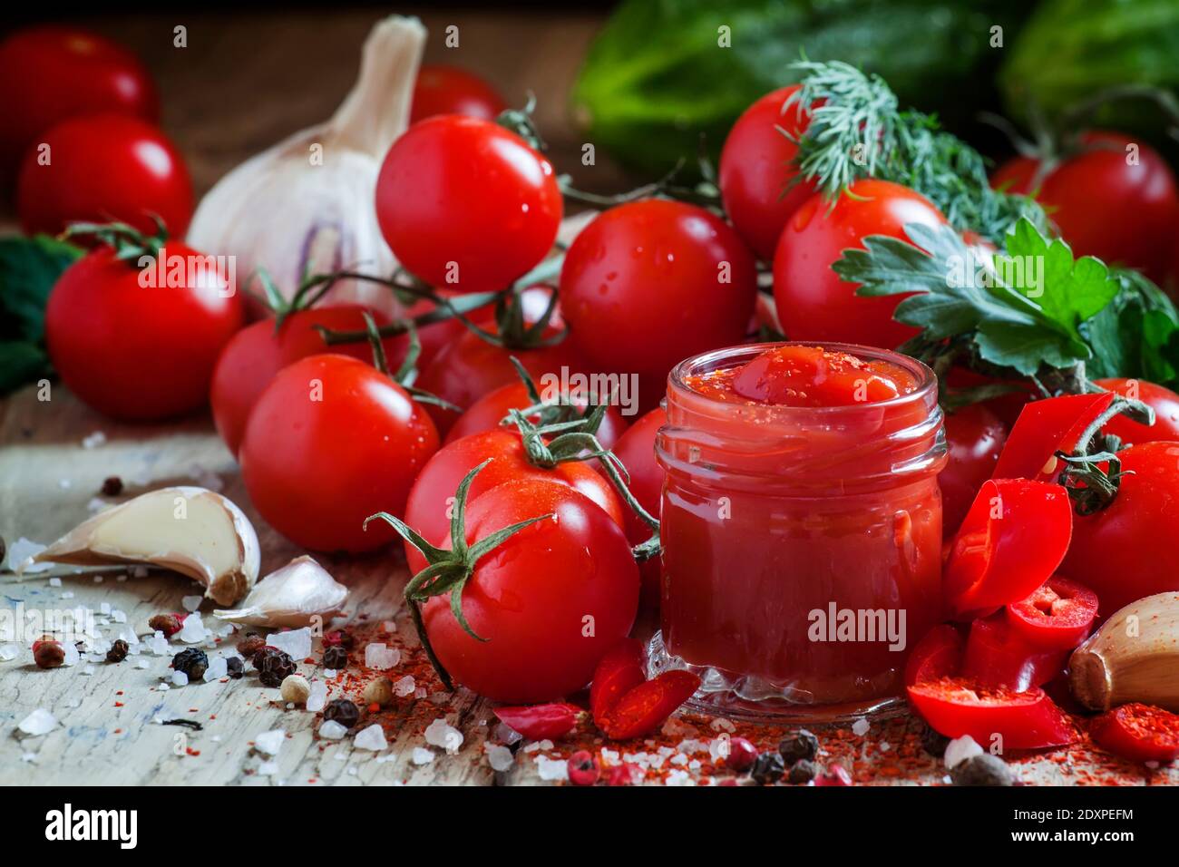 Ketchup épicé aux tomates avec piments et ail, concentré sélectif Banque D'Images