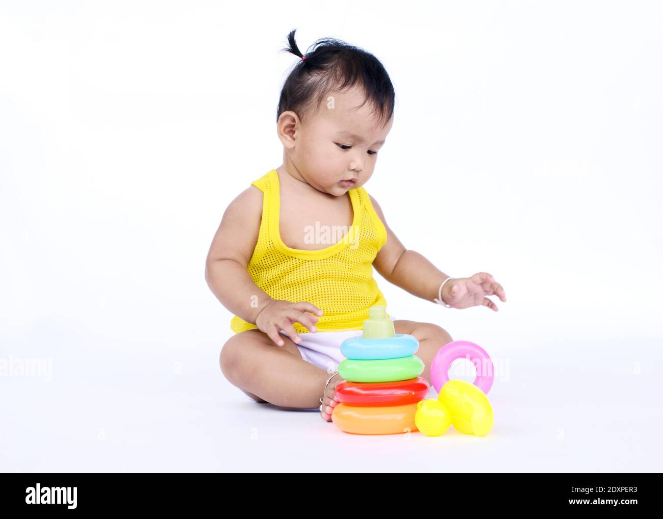 Mignon Asiatique Bebe Fille Avec Couleur Pyramidion Jouets Pour Bebe Concept De Developpement Sur Fond Blanc Photo Stock Alamy Mignon Asiatique Bebe Fille Avec Couleur Pyramidion Jouets Pour Bebe Concept De Developpement Sur Fond Blanc Photo Stock Alamy