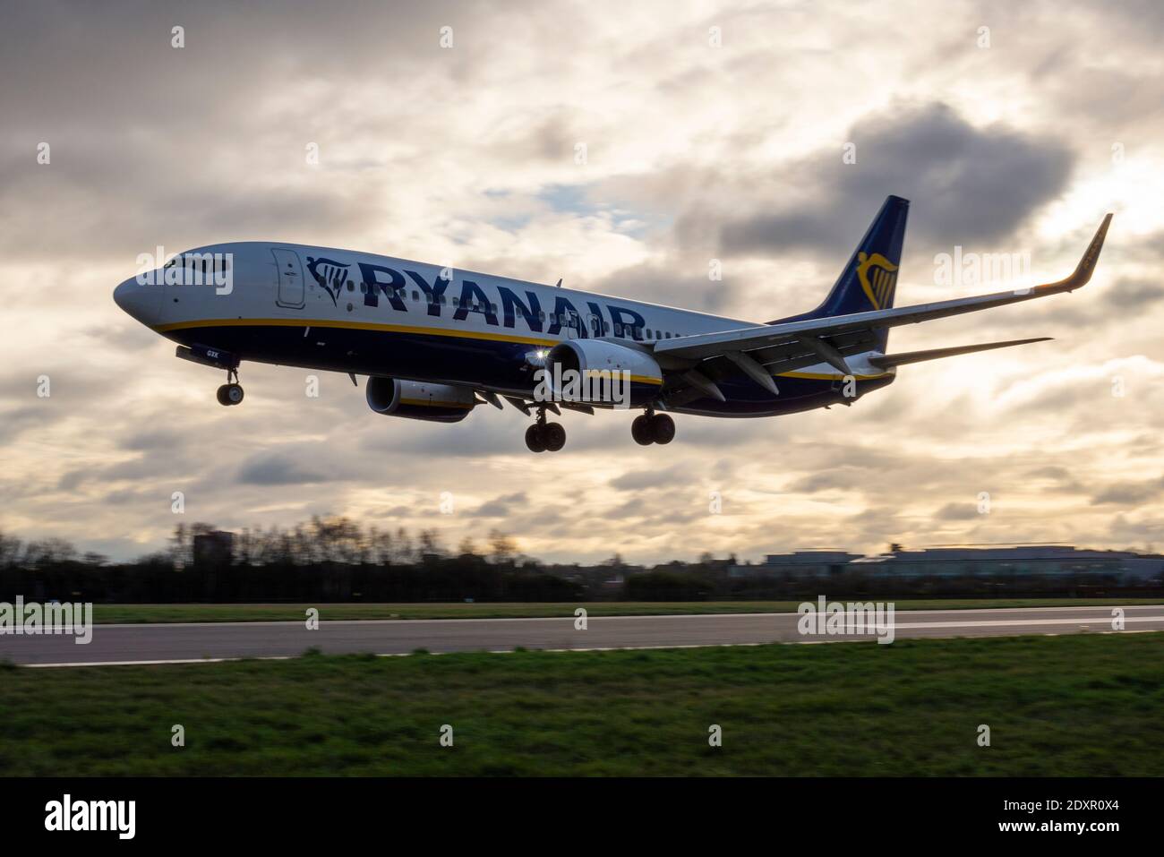 Aéroport de Londres Southend, Essex, Royaume-Uni. 24 décembre 2020. Un Boeing 737 de Ryanair est arrivé de Malaga, en Espagne, sous le numéro de vol FR2191, au cours des interdictions de voyage qui ont affecté la région locale d'Essex. Essex est au niveau 4 et l'Espagne a interdit l'arrivée de voyageurs britanniques. Ryanair a annoncé qu'un petit nombre de vols seront assurés entre le 23 décembre et le 3 janvier 2021 vers les pays de l'UE qui ont interdit les résidents du Royaume-Uni afin de faciliter le rapatriement et les déplacements essentiels Banque D'Images