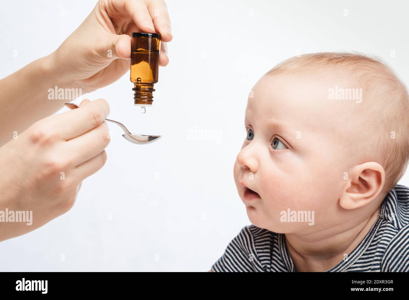 Mere Allaitant Bebe Garcon Avec De La Vitamine Ou De La Medecine Liquide En Utilisant Cuillere Photo Stock Alamy Mere Allaitant Bebe Garcon Avec De La Vitamine Ou De La Medecine Liquide En Utilisant Cuillere Photo Stock Alamy
