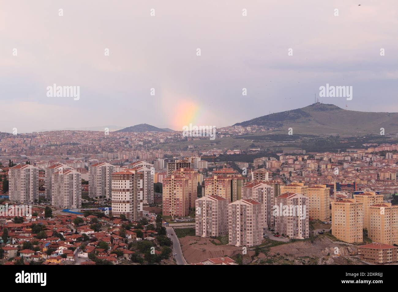 Vue panoramique de l'urbanisation non planifiée et du toit en brique orange de Bâtiments d'Ankara la capitale de la Turquie et un arc-en-ciel en arrière-plan Banque D'Images