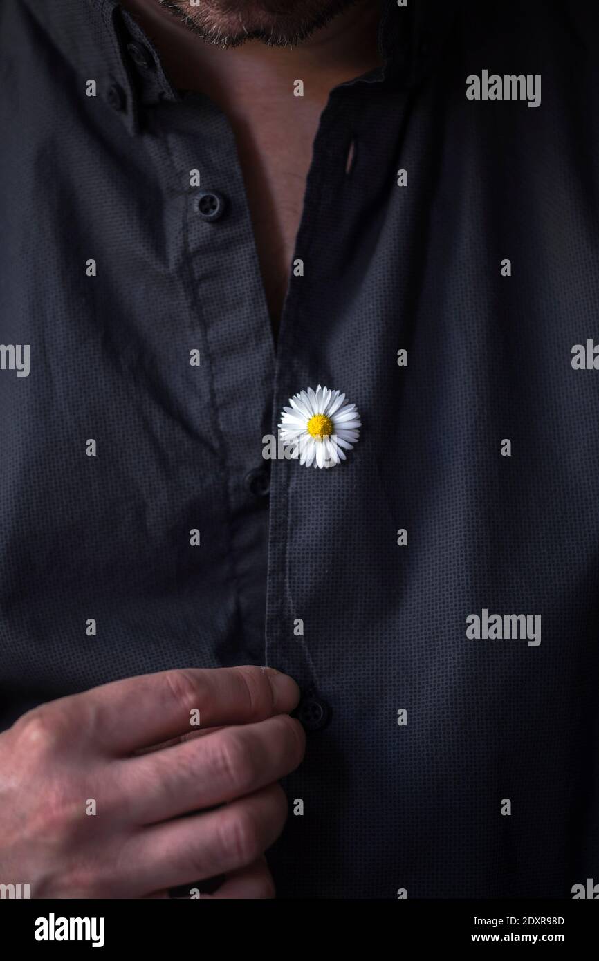 Section médiane du maillot de l'homme avec fleur blanche Photo Stock - Alamy