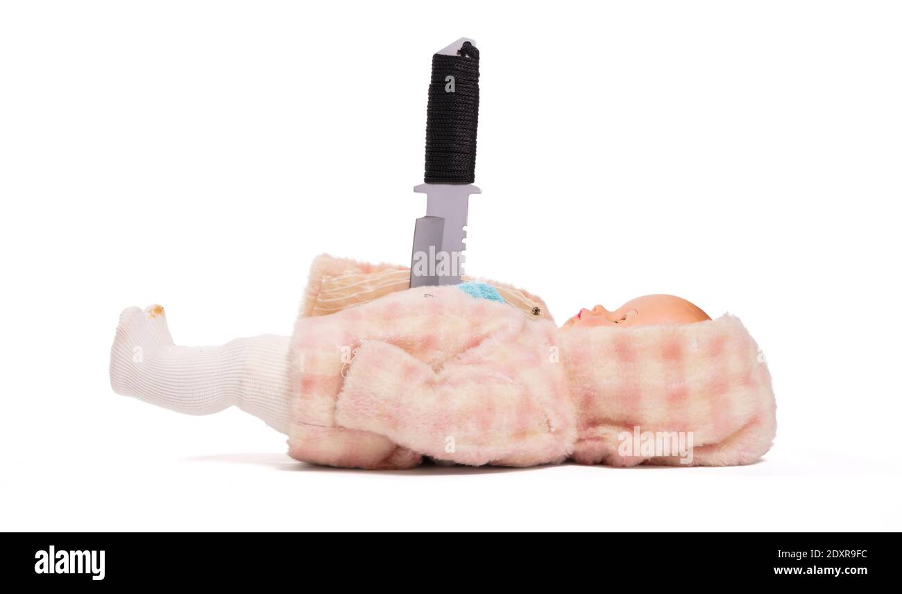 Vieille poupée cassée, couteau à l'avant, isolée sur fond blanc Banque D'Images