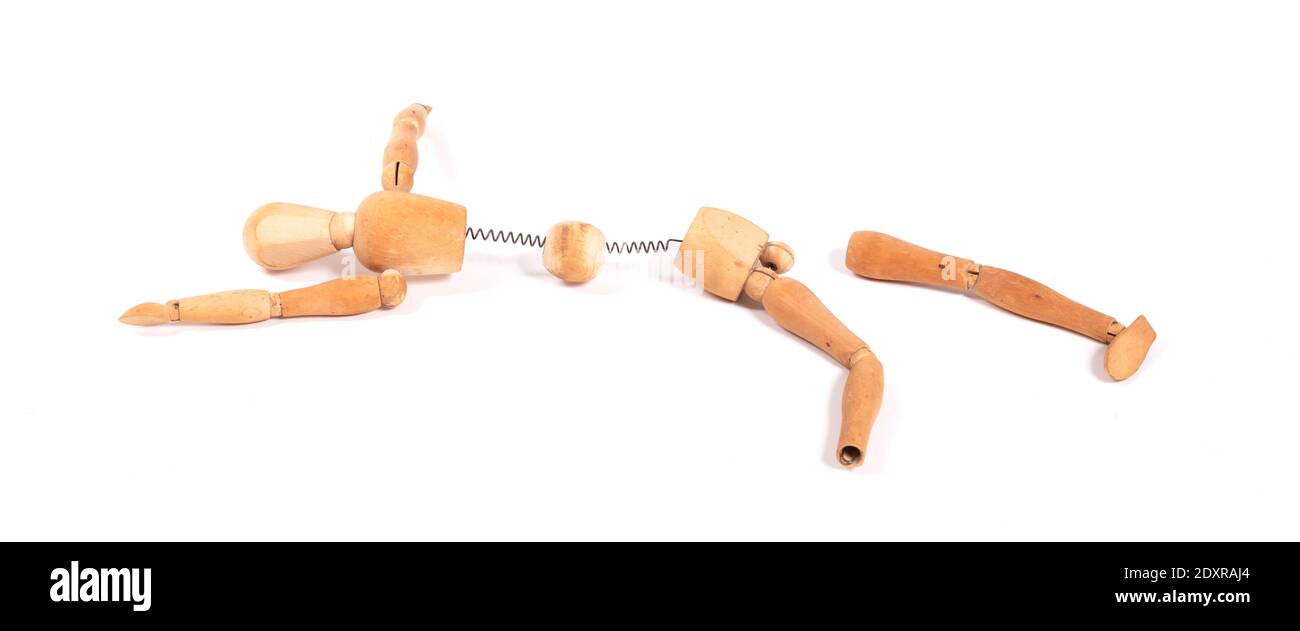 Figurine en bois cassée, déchirée - isolée sur blanc Banque D'Images