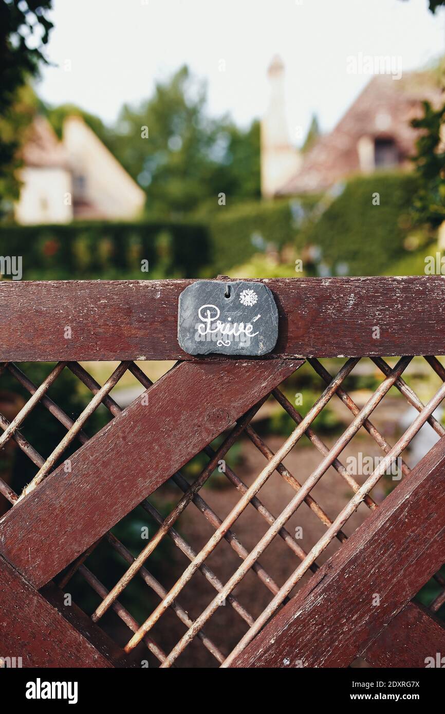Clôture de maison privée avec badge privé Banque D'Images