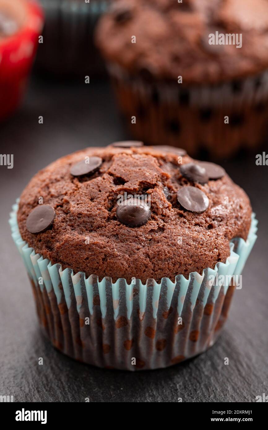 Muffin au chocolat. Muffin ou gâteau de tasse avec saupoudrer au chocolat. Vue verticale. Gros plan. Banque D'Images