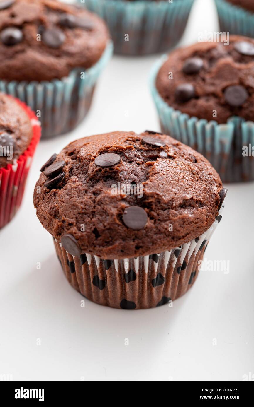 Muffin au chocolat. Muffin ou gâteau de tasse avec saupoudrer au chocolat. Vue verticale. Gros plan. Banque D'Images