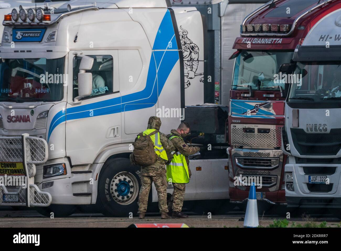 Londres, Royaume-Uni. 24 décembre 2020. L'armée aide maintenant, mais le processus est encore douloureusement lent - c'est la veille de Noël et il y a encore des milliers (au moins 2000 par un simple compte) de camions et leurs chauffeurs qui attendent d'être testés à la base aérienne de Manston, Même après que la France ait rouvert hier sa frontière de ferry. La M20 reste partiellement fermée à la suite de l'accumulation du trafic HGV dans le Kent, après qu'une grande partie du sud-est de l'Angleterre a rejoint le niveau 4 et que les Français ont temporairement fermé leur frontière de traversiers. Crédit : Guy Bell/Alay Live News Banque D'Images