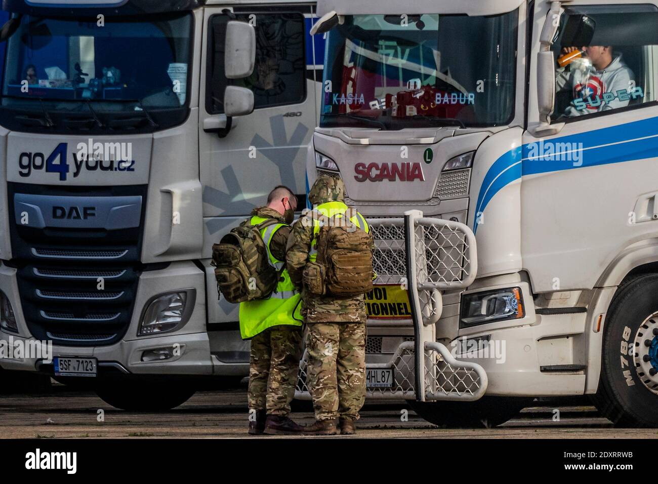 Londres, Royaume-Uni. 24 décembre 2020. L'armée aide maintenant, mais le processus est encore douloureusement lent - c'est la veille de Noël et il y a encore des milliers (au moins 2000 par un simple compte) de camions et leurs chauffeurs qui attendent d'être testés à la base aérienne de Manston, Même après que la France ait rouvert hier sa frontière de ferry. La M20 reste partiellement fermée à la suite de l'accumulation du trafic HGV dans le Kent, après qu'une grande partie du sud-est de l'Angleterre a rejoint le niveau 4 et que les Français ont temporairement fermé leur frontière de traversiers. Crédit : Guy Bell/Alay Live News Banque D'Images