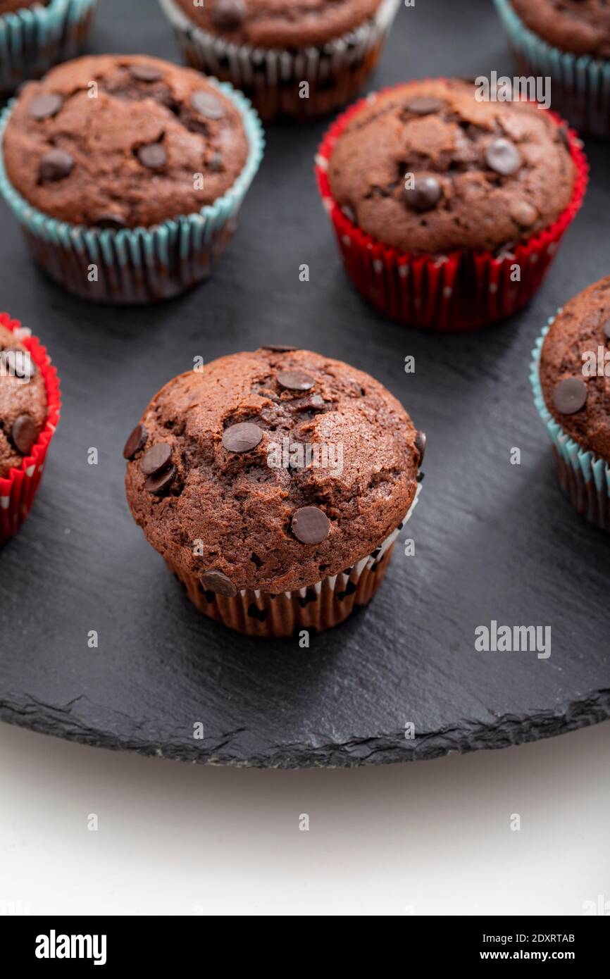Muffin au chocolat. Muffin ou gâteau de tasse avec saupoudrer au chocolat. Vue verticale. Gros plan. Banque D'Images