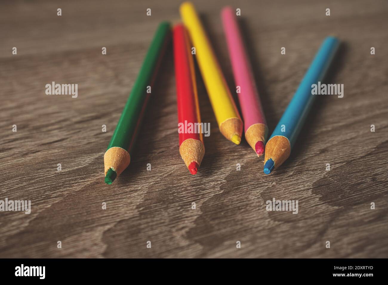 Crayons de couleur sur une table en bois. Copier l'espace Banque D'Images