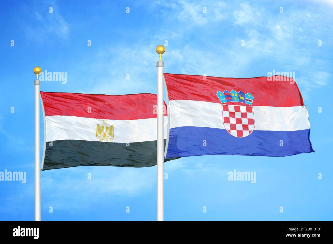 Égypte et Croatie deux drapeaux sur les mâts et bleu nuageux ciel Banque D'Images