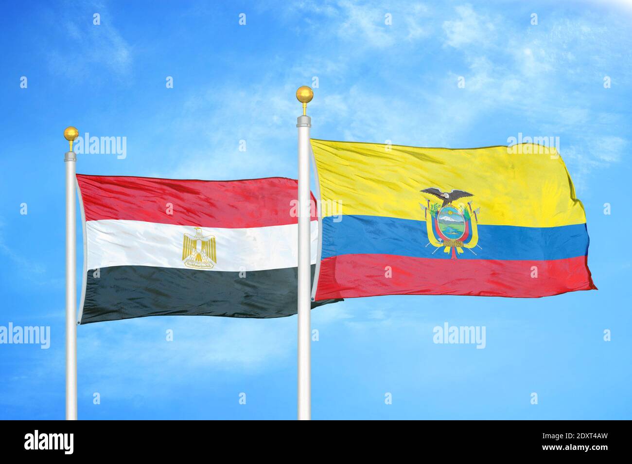 Égypte et Équateur deux drapeaux sur les mâts de drapeaux et bleu nuageux ciel Banque D'Images