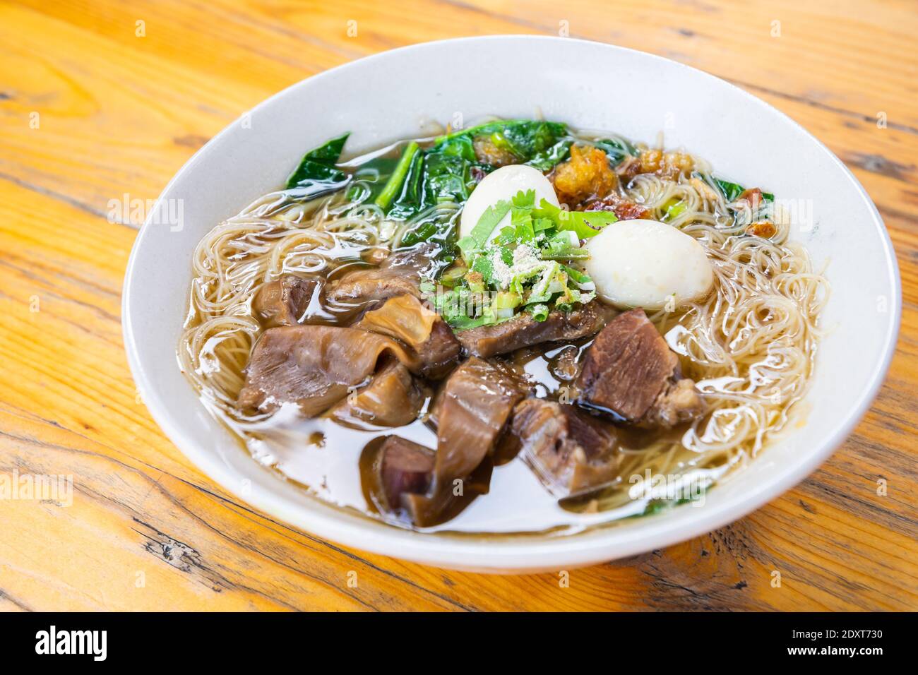 Soupe de nouilles avec meatball et légumes, cuisine thaïlandaise locale. Banque D'Images