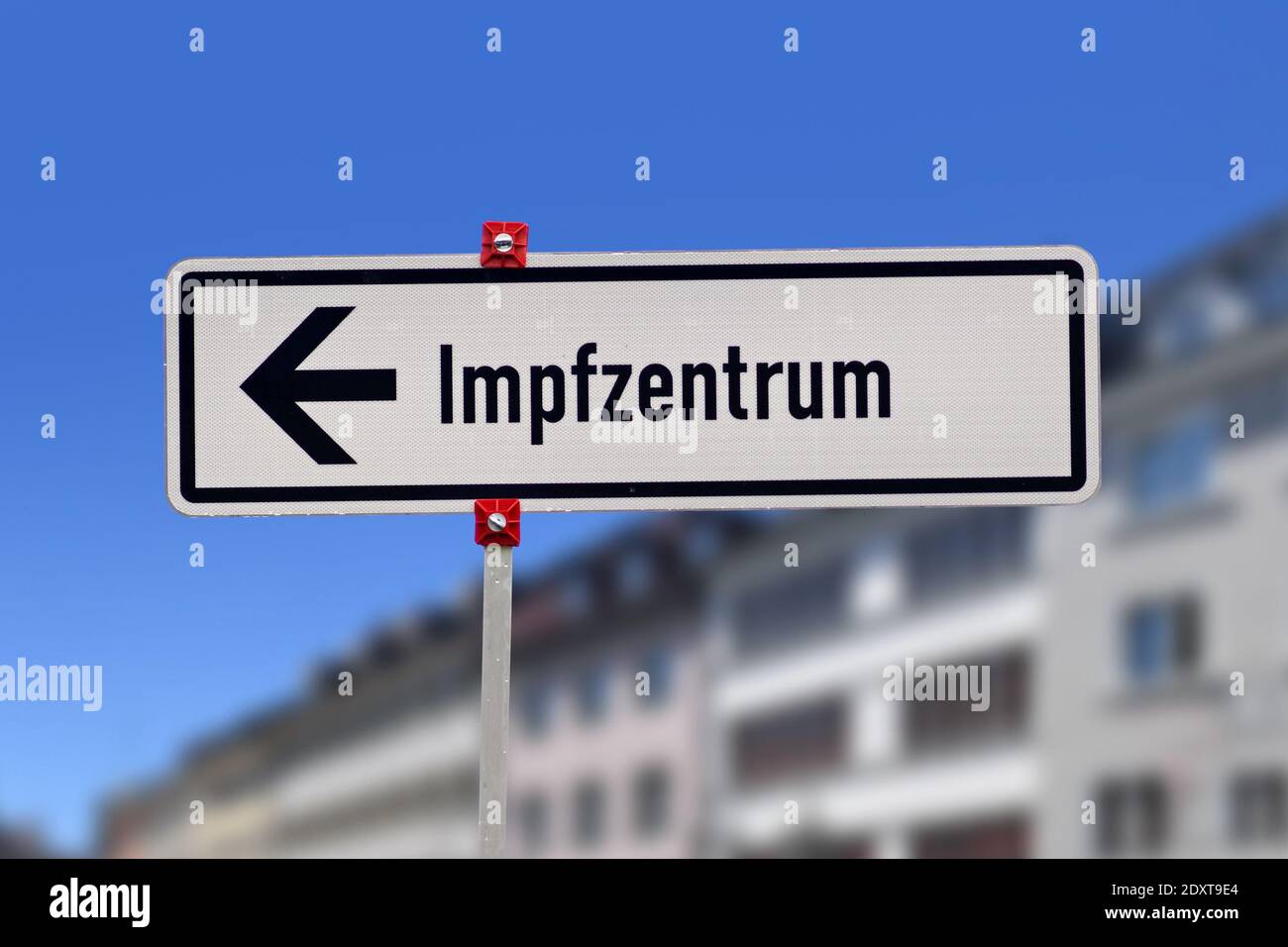 Panneau de rue allemand pointant vers le centre de vaccination appelé « Impfzentrum » Set Jusqu'aux personnes vaccinées contre le virus Corona Banque D'Images
