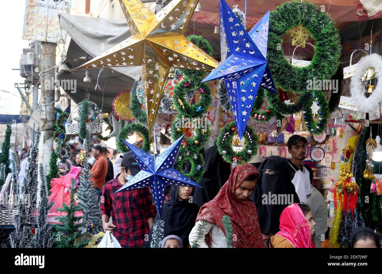 Les effets de Noël sont en vente à la veille de la cérémonie des fêtes de Noël, situé Bohri Bazaar Saddar quartier de Karachi le jeudi 24 décembre 2020. Banque D'Images