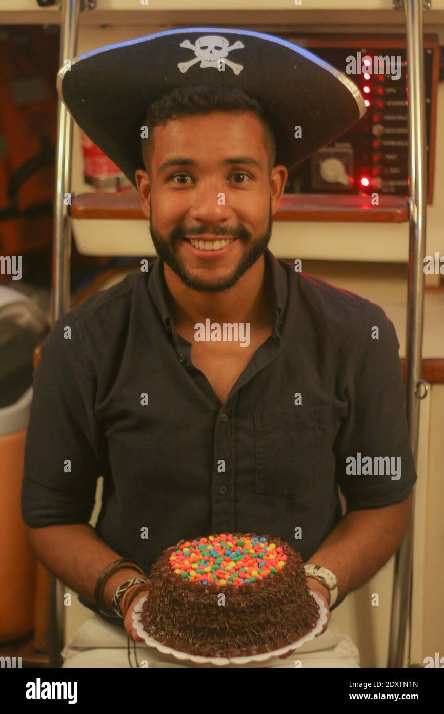 Portrait De L Homme Souriant Tenant Le Gateau D Anniversaire Sur Le Voilier Photo Stock Alamy Portrait De L Homme Souriant Tenant Le Gateau D Anniversaire Sur Le Voilier Photo Stock Alamy