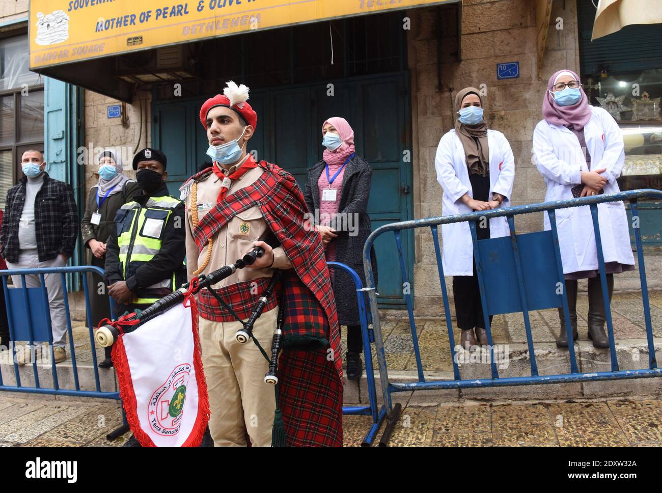 Bethléem, Cisjordanie. 24 décembre 2020. Les Palestiniens se tiennent sous la pluie dans une rue vide près de l'église de la Nativité la veille de Noël à Bethléem, en Cisjordanie, le jeudi 24 décembre 2020. La pandémie COVID-19 a frappé la ville biblique de naissance de Jésus au début du mois de mars, ce qui a entraîné la fermeture des frontières et l'absence de touristes pendant neuf mois. Photo par Debbie Hill/UPI crédit: UPI/Alay Live News Banque D'Images