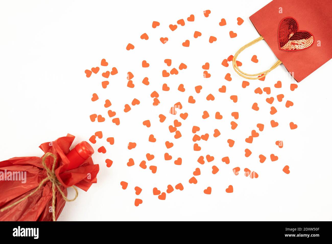 Une couche plate de couleur rouge sur un fond blanc Pour la Saint Valentin Banque D'Images