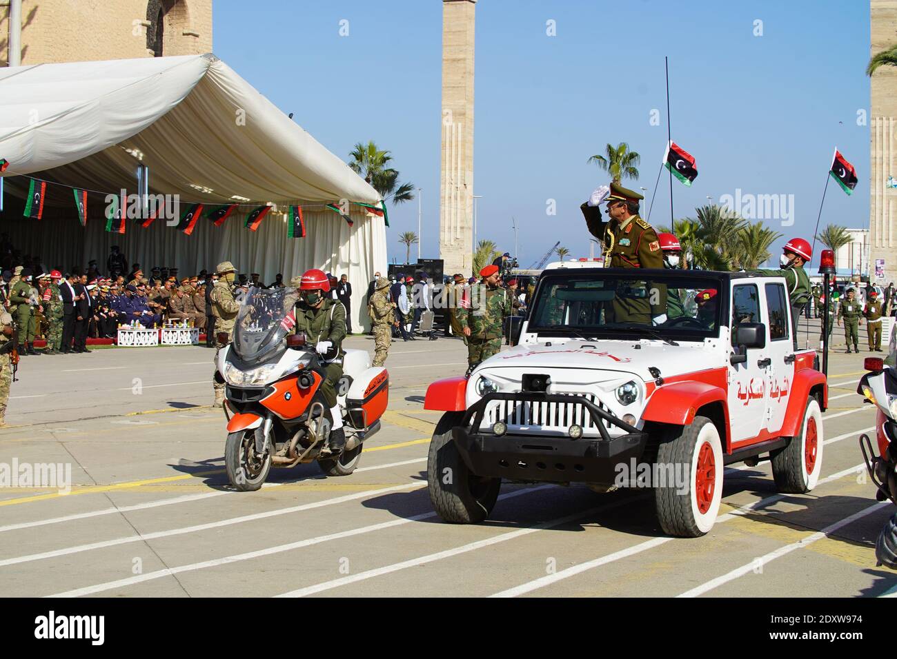 Tripoli, Libye, 24 décembre 2020, les forces de sécurité défilent dans la célébration. Crédit : Hussein Eddeb/Alay Live News Banque D'Images