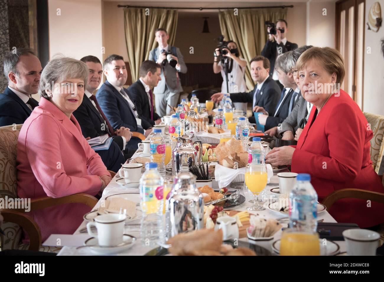 Photo du dossier datée du 25/02/19, de la première ministre de l’époque, Theresa May (à gauche), qui assistait à un petit-déjeuner de travail avec la chancelière allemande Angela Merkel (à droite) lors du sommet UE-Ligue des États arabes à Charm El-Cheikh, en Égypte. Le Royaume-Uni et l'UE sont parvenus à un accord commercial post-Brexit. Banque D'Images