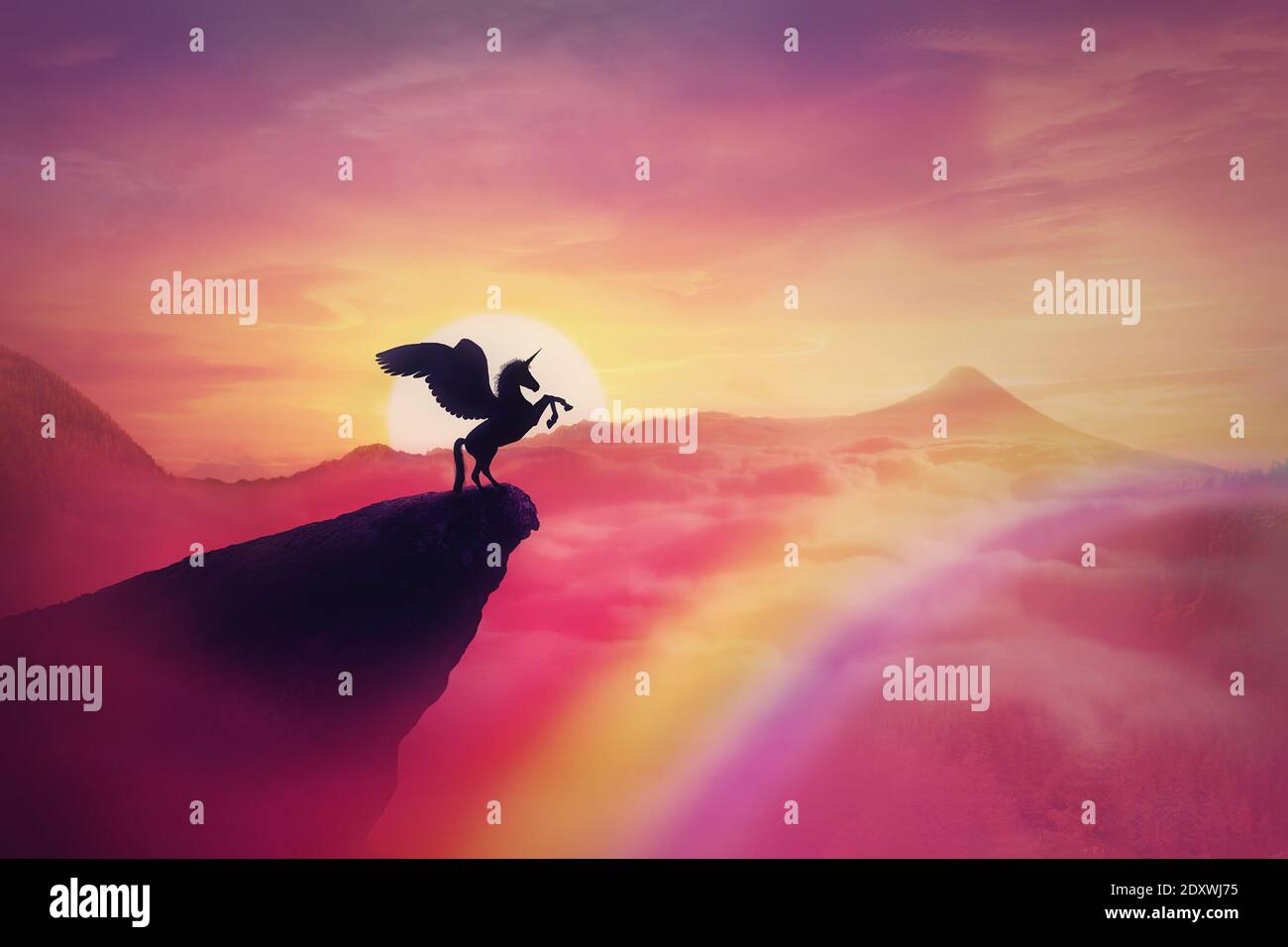 Silhouette sauvage de pegasus sur un bord de falaise contre un coucher de soleil de paradis rose. Arrière-plan magique, créature surréaliste comme licorne avec ailes, au-dessus de l'arc-en-ciel. Banque D'Images