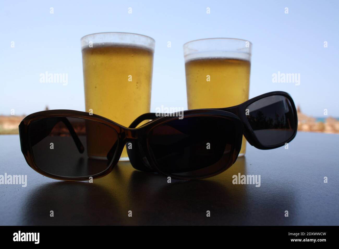 Deux bières avec des lunettes de soleil en vacances Photo Stock - Alamy