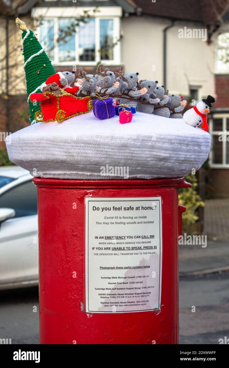 Tunbridge Wells, Royaume-Uni, 24 décembre 2020. Un bombardier secret de fils a ajouté une décoration de Noël à la boîte postale dans un secteur de niveau 4 pour encourager les esprits à Noël dans Lockdown. Un Père Noël en crochet dans son traîneau est tiré par un renne à travers la neige dans une scène festive. © Sarah Mott / Alamy Live News Banque D'Images