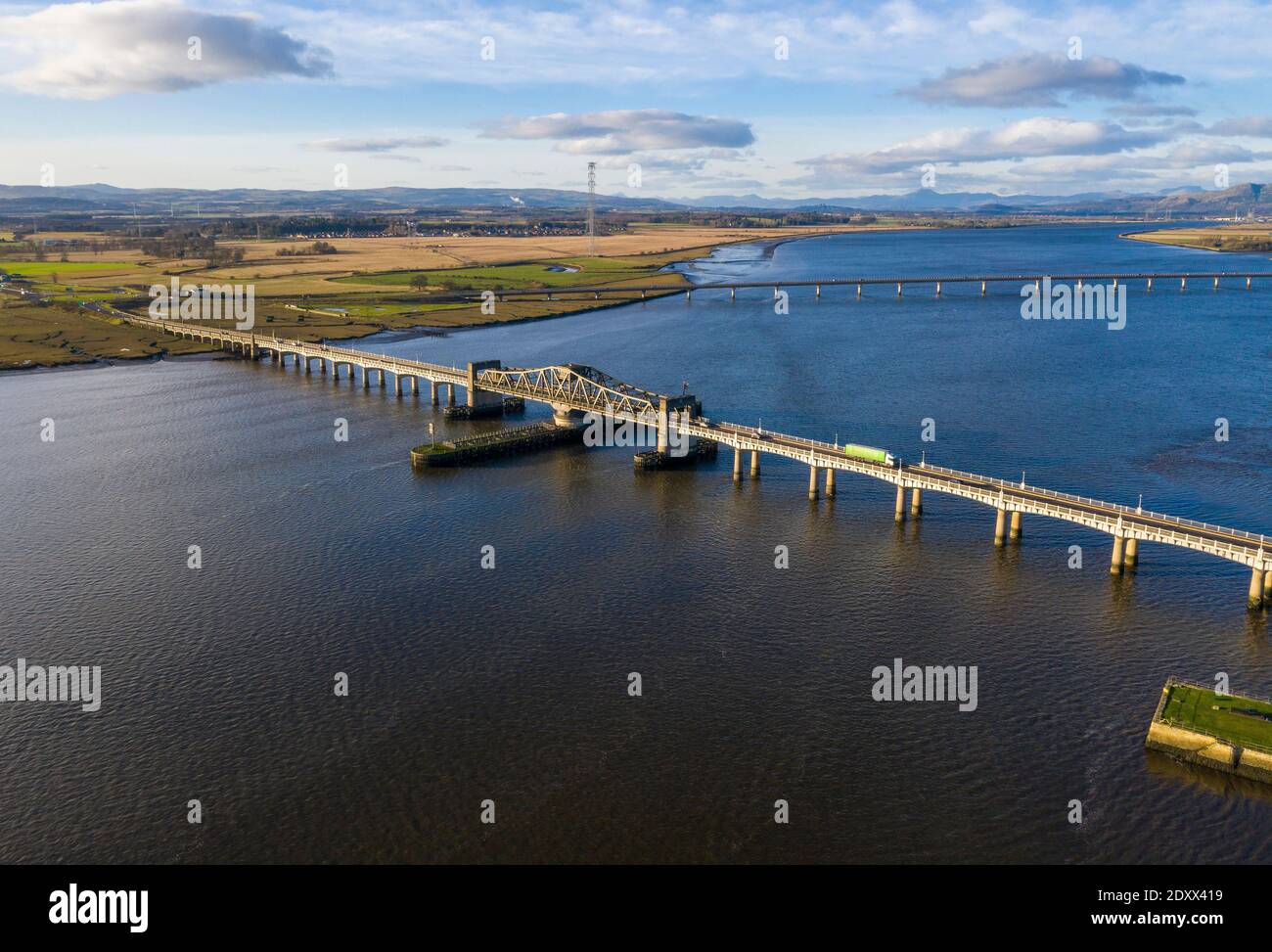 Vue aérienne du pont de Kincardine et du pont de Clackmannanshire qui enjambe le Firth of Forth à Kincardine-on-Forth, en Écosse. Banque D'Images