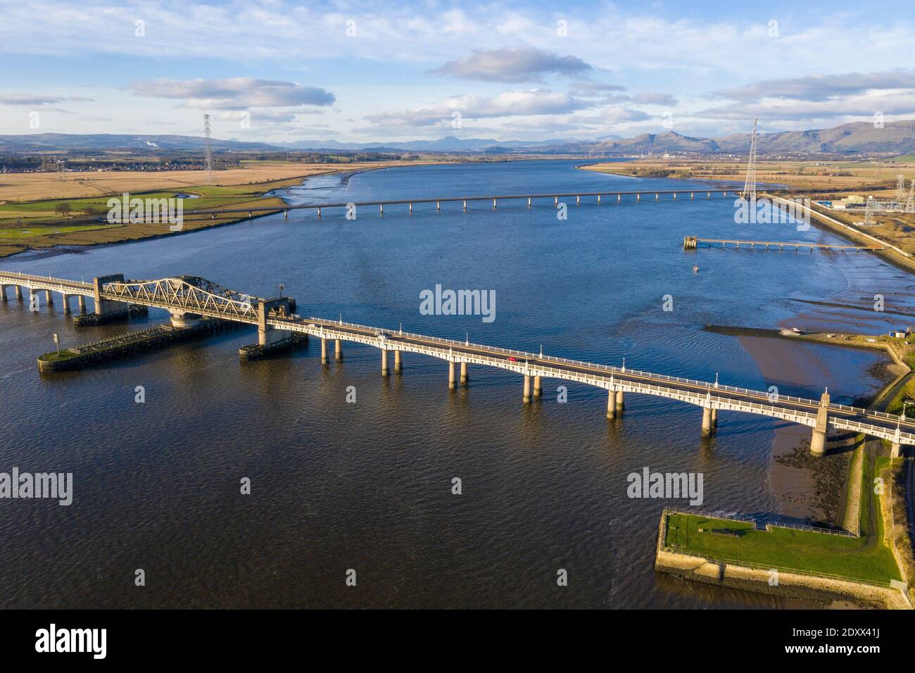 Vue aérienne du pont de Kincardine et du pont de Clackmannanshire qui enjambe le Firth of Forth à Kincardine-on-Forth, en Écosse. Banque D'Images