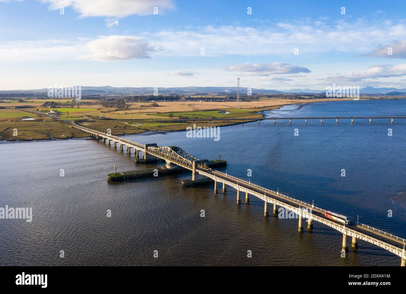 Vue aérienne du pont de Kincardine et du pont de Clackmannanshire qui enjambe le Firth of Forth à Kincardine-on-Forth, en Écosse. Banque D'Images