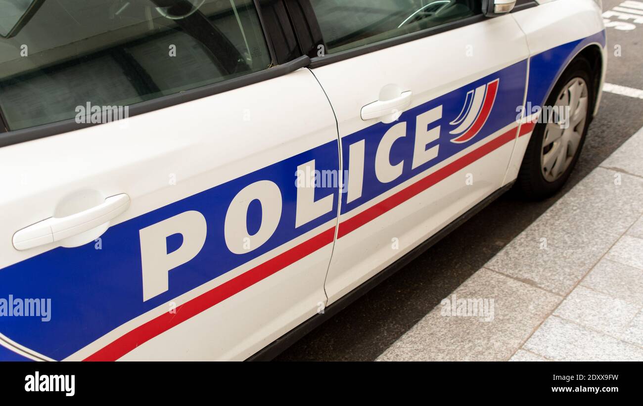 Gros plan du mot « police » écrit sur le côté d'un véhicule de patrouille de la police nationale française Banque D'Images