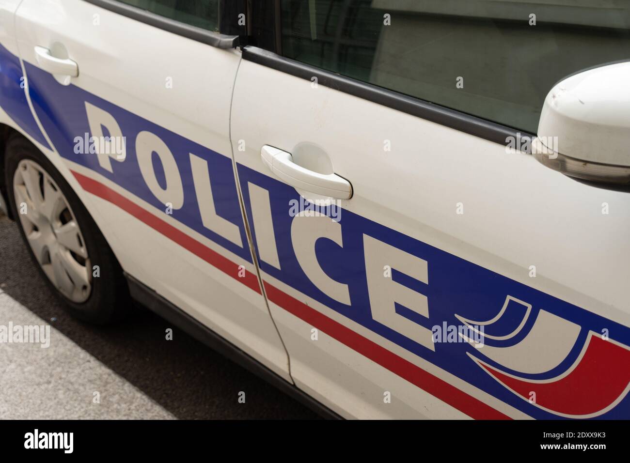 Gros plan du mot « police » écrit sur le côté d'un véhicule de patrouille de la police nationale française Banque D'Images
